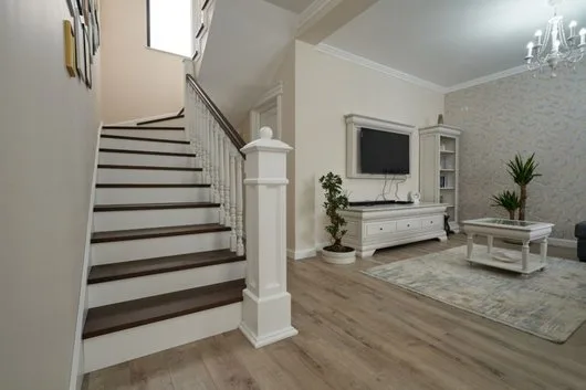 Usi si scari din lemn masiv realizate la comanda - Margineni / Bacau