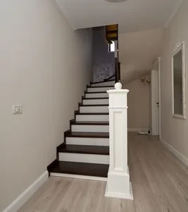 Usi si scari din lemn masiv realizate la comanda - Margineni / Bacau