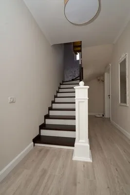 Usi si scari din lemn masiv realizate la comanda - Margineni / Bacau