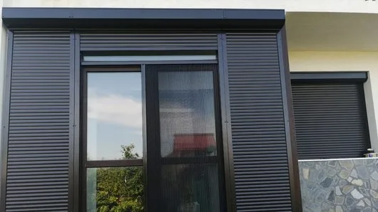 Rulouri aluminiu cu plasa de insecte