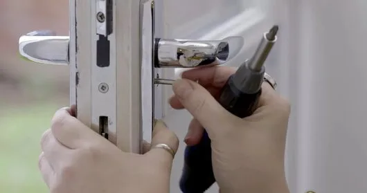 Deblocari usi Bucuresti