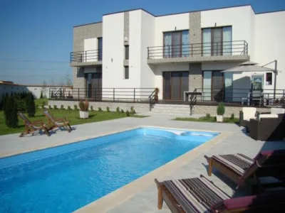 Producator piscine din fibra de sticla