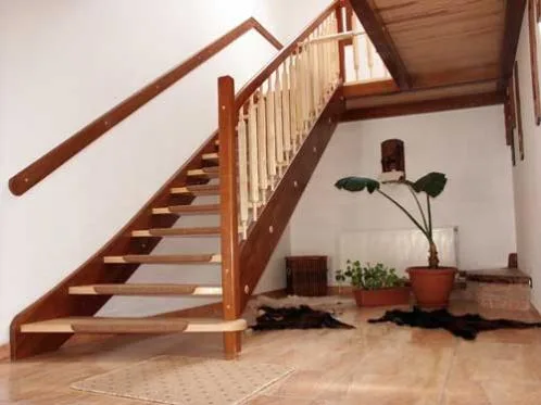 Scari de interior si balustrade din lemn masiv - Prejmer / Brasov