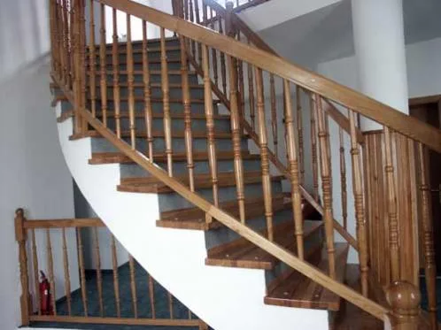 Scari de interior si balustrade din lemn masiv - Prejmer / Brasov