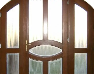 Producator de usi - ferestre si mobilier din lemn masiv - Reghin