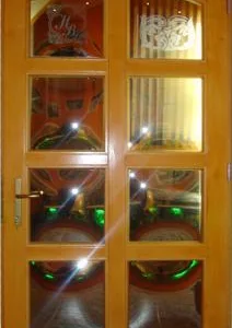 Producator de usi - ferestre si mobilier din lemn masiv - Reghin