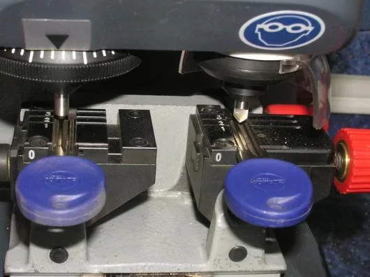 Reparatii Contacte Auto - multiplicari chei Bucuresti