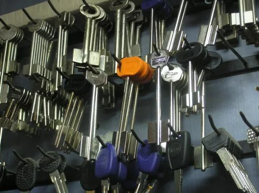 Reparatii Contacte Auto - multiplicari chei Bucuresti