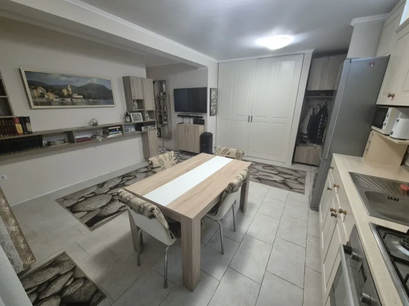 Proprietar Vand apartament 2 camere str. Lacului Floresti cu parcare