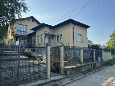 Casă spațioasă P+E 261 mp + 700mp teren – Băicoi central