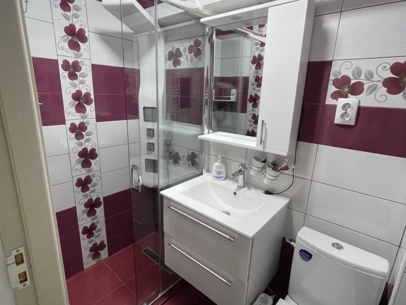 Vand apartament complet mobilat si utilat