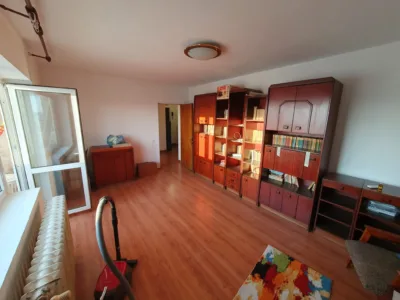 Apartament 4 camere, 2 bai, 2 balcoane + boxa inchiriata