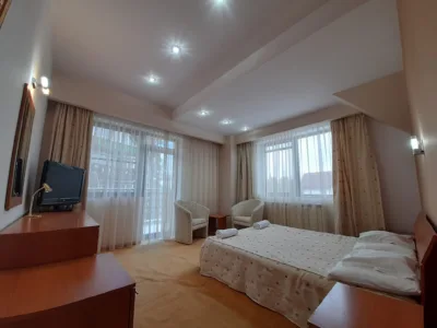 Ofer spre inchiriere camere cu baie proprie/bucatarie comuna