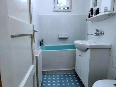 Vinzi sau închiriezi fără intermediari 11 Apartament 2 camere,ultracentral ,etaj:3/4,zona Spicul