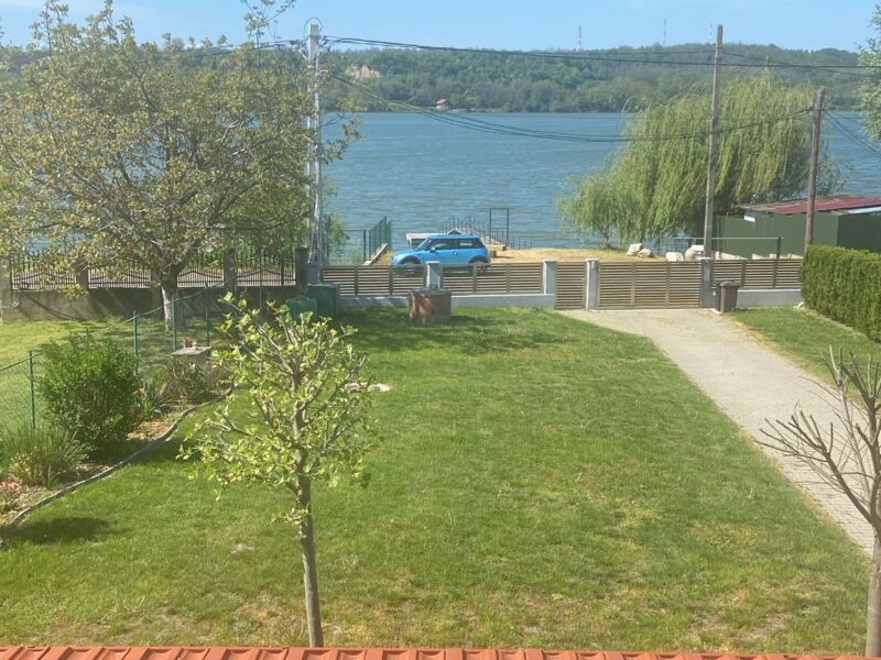Inchiriere locuință( tip mansardă) la casă