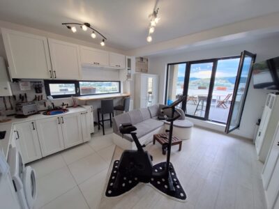 Apartament modern cu terasă generoasă și parcare inclusă
