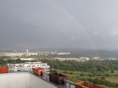 Apartament modern cu terasă generoasă și parcare inclusă