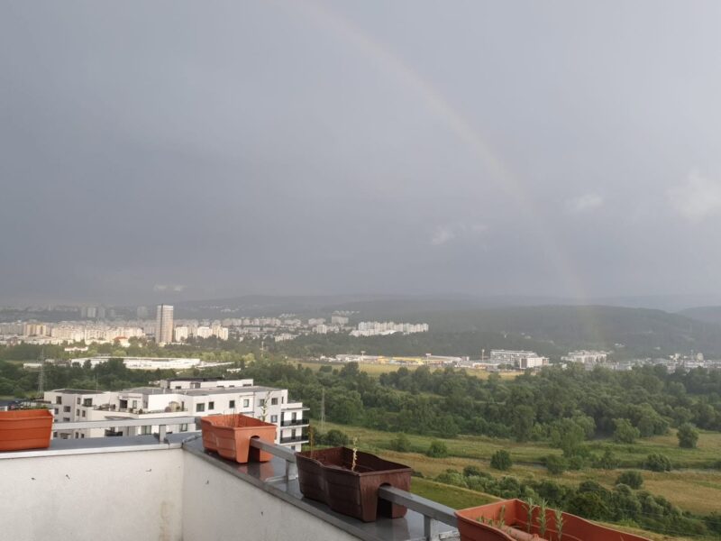 Apartament modern cu terasă generoasă și parcare inclusă