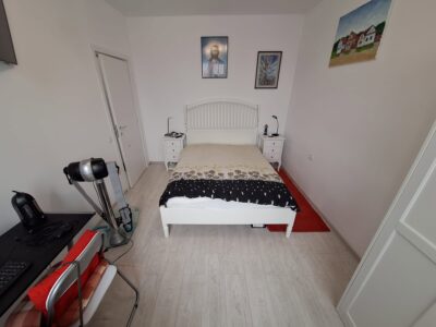 Apartament modern cu terasă generoasă și parcare inclusă
