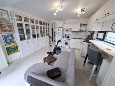Apartament modern cu terasă generoasă și parcare inclusă