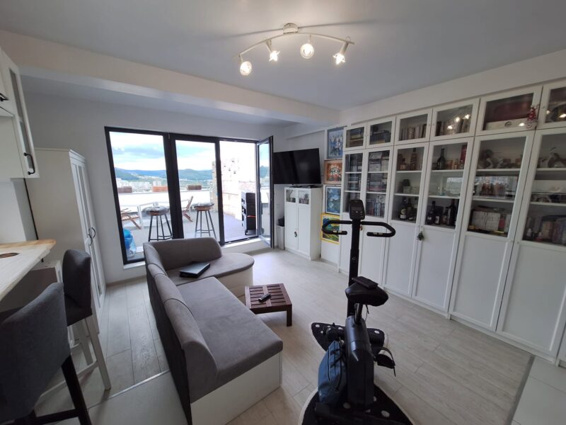 Apartament modern cu terasă generoasă și parcare inclusă