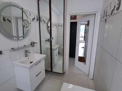 Apartament modern cu terasă generoasă și parcare inclusă