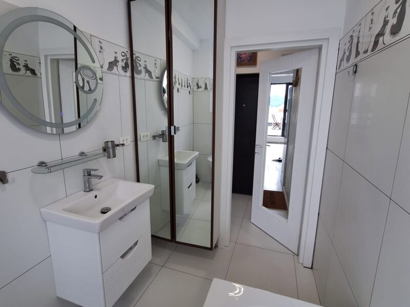 Apartament modern cu terasă generoasă și parcare inclusă